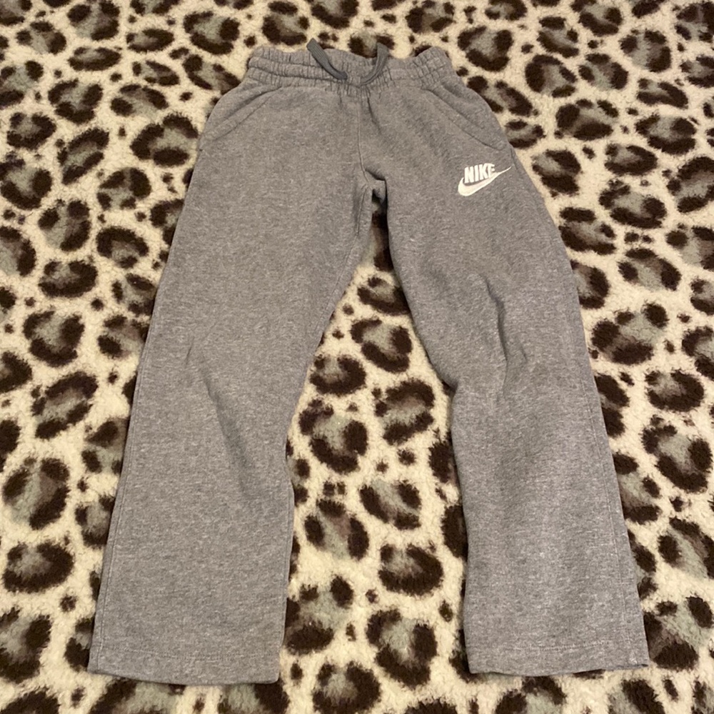NIKE boys gray sweatpants. EUC. Size XS